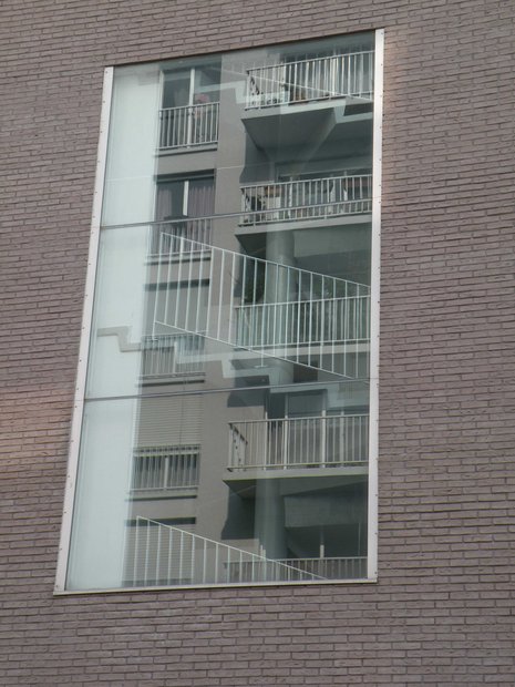  détail d'immeuble avec reflet